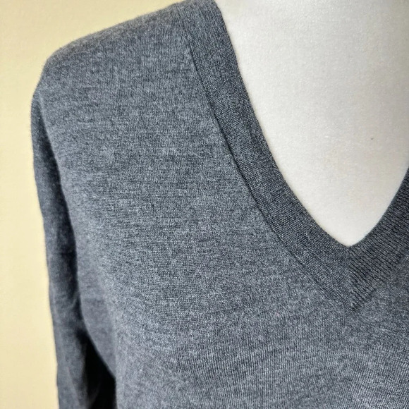 J. CREW 100% Merino Wool Grey V Neck Classic Sweater - size small - Picture 4 of 11